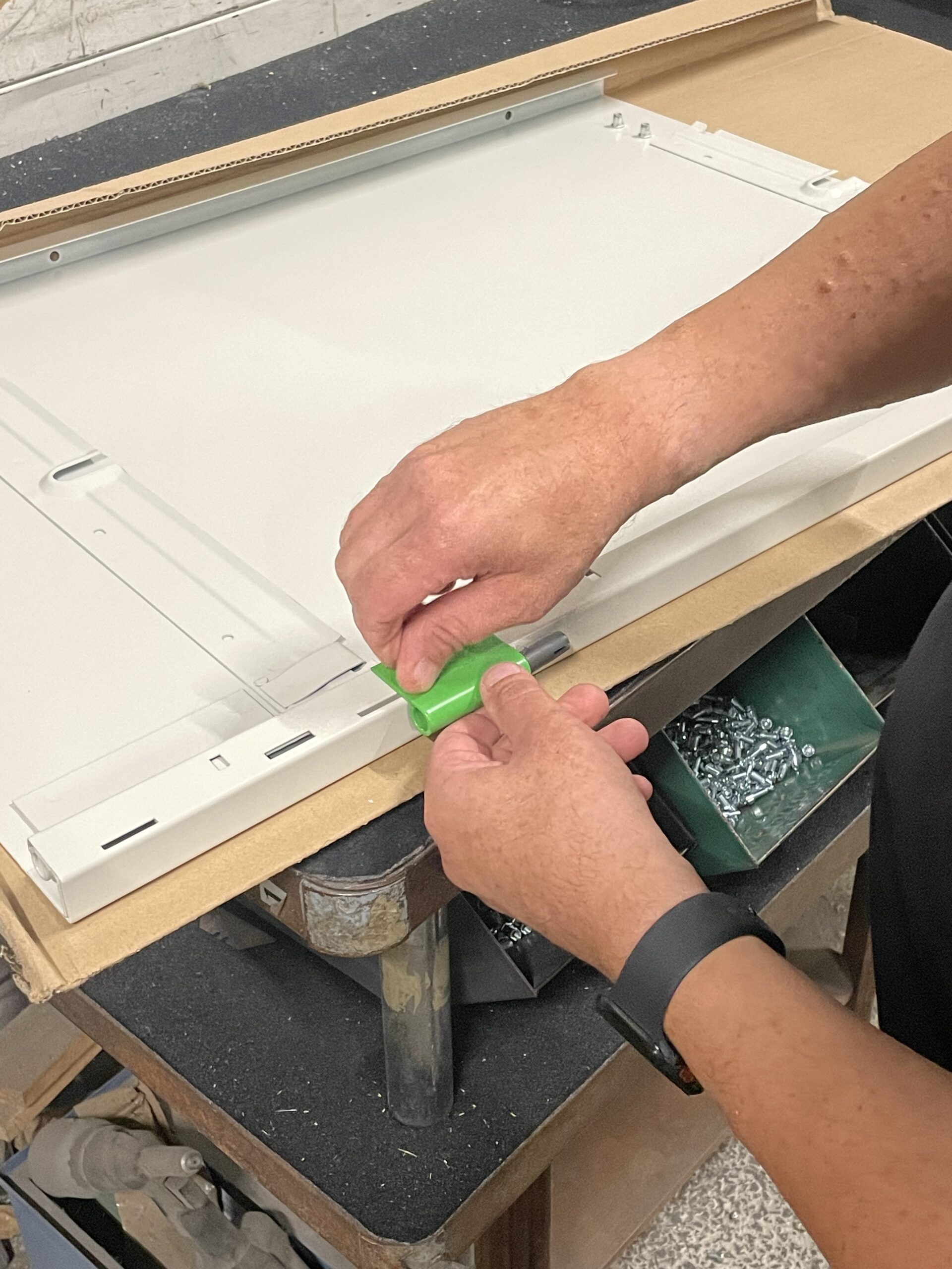 Photo de l'usine pendant la production, pose d'un charnon

