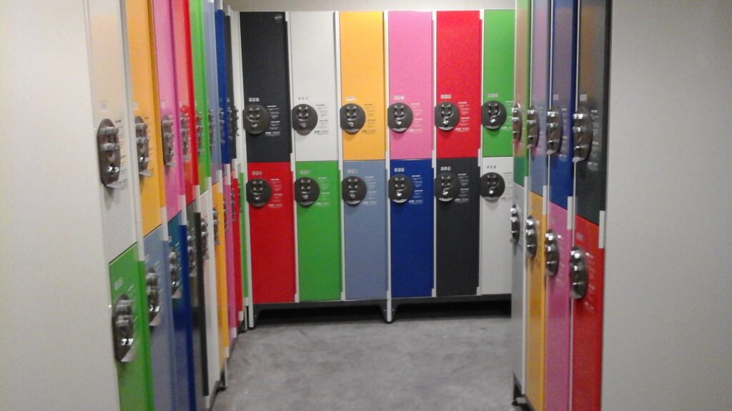 Photo des casiers vestiaires du site Airbus. 