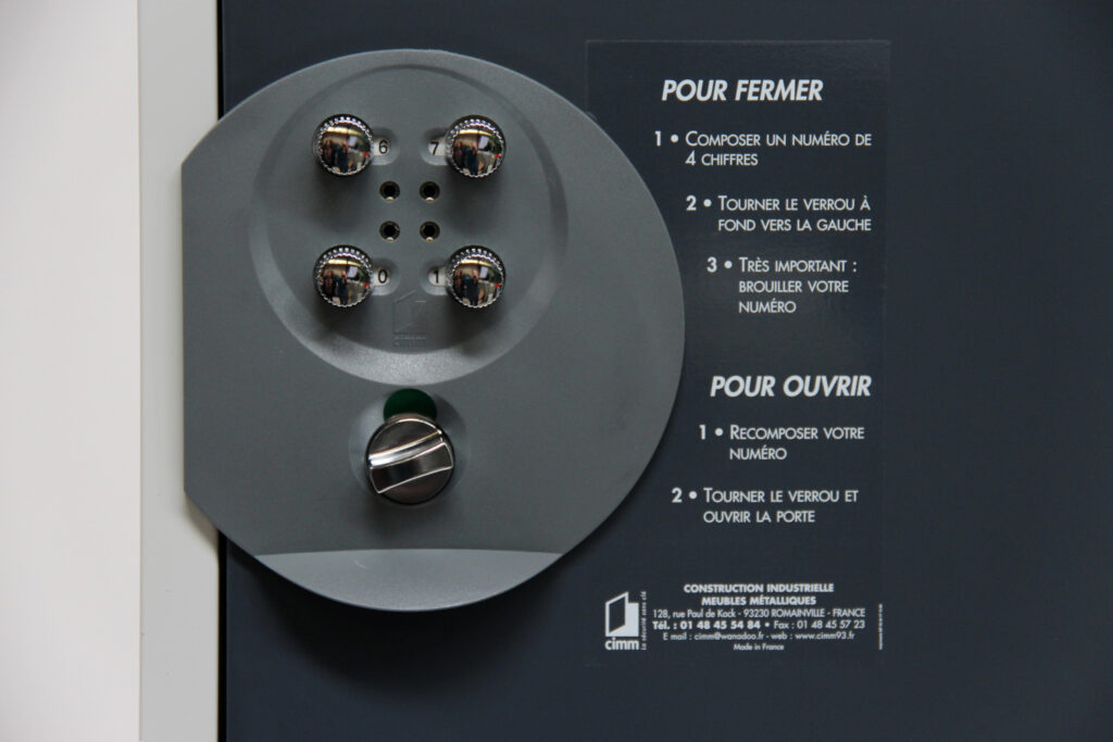 Photo plan rapproché d'unje serrure type 5g3 disponible sur casiers vestiaires 